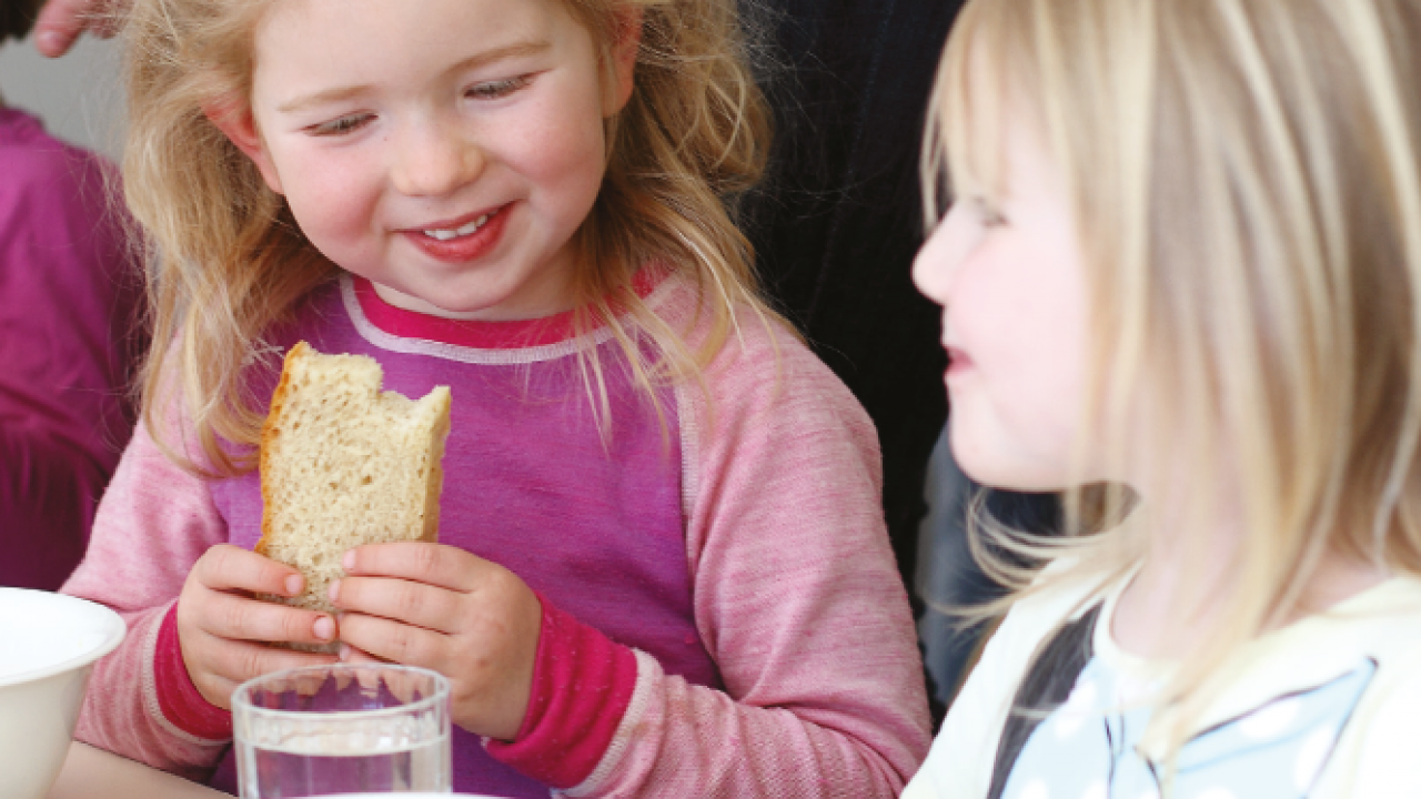 To småjenter som spiser brødmat