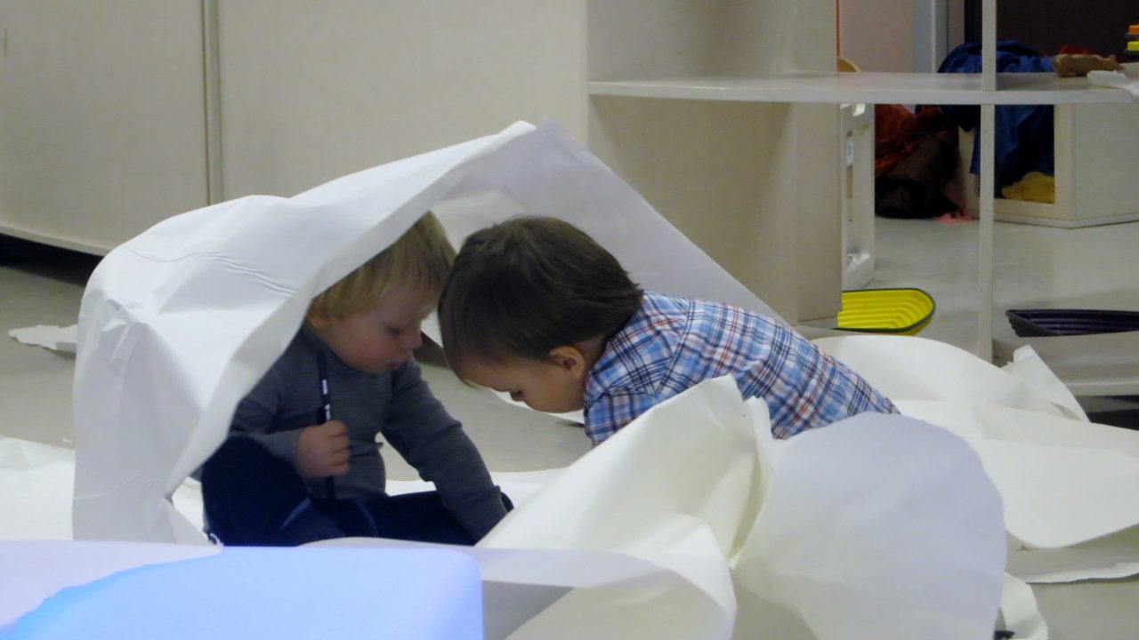 Barn utforsker papir