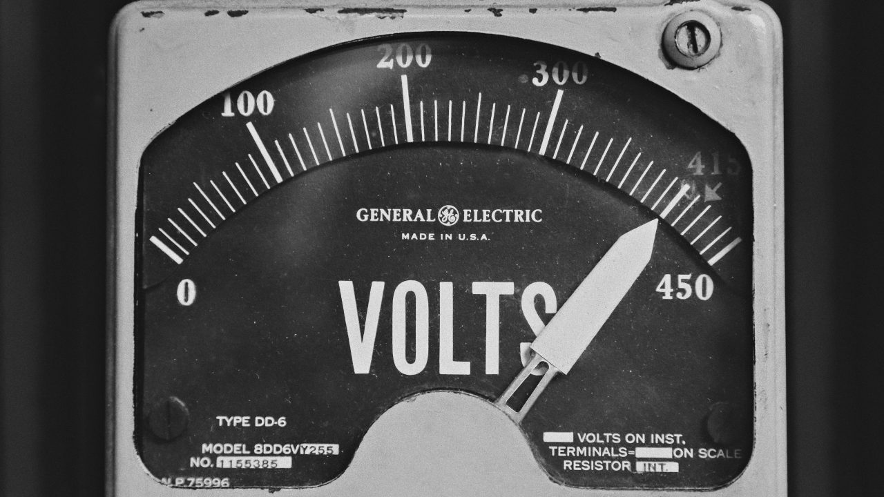 Et rustet og utdatert voltmeter