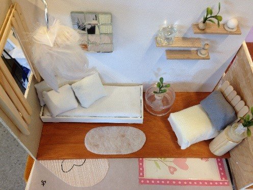 Et rom i miniatyr, med forskjellige møbler.