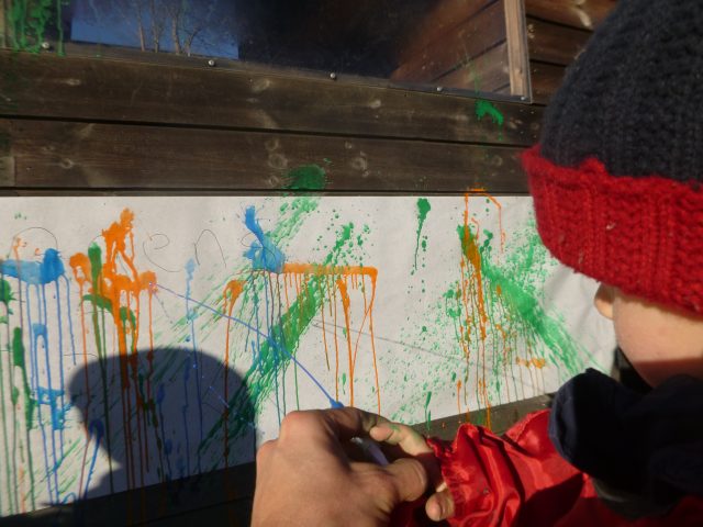Barn maler på pair utendørs