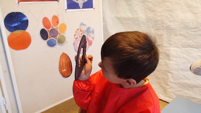 Barn lager kunst inspirert av Hilma af Klint