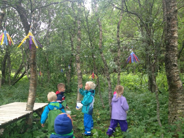 Barn er i skogen.
