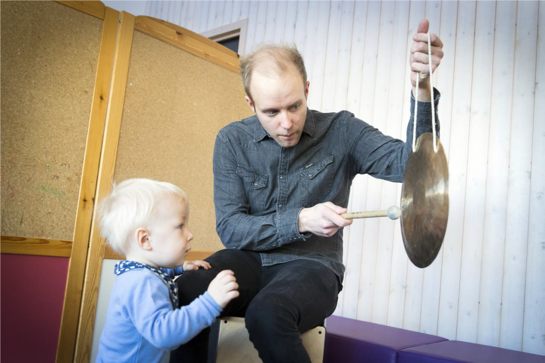 Barn og voksen utforsker cymbal.