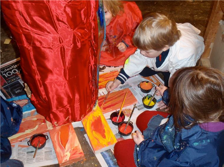 Barna maler med gult, rødt og oransje på figuren sin.