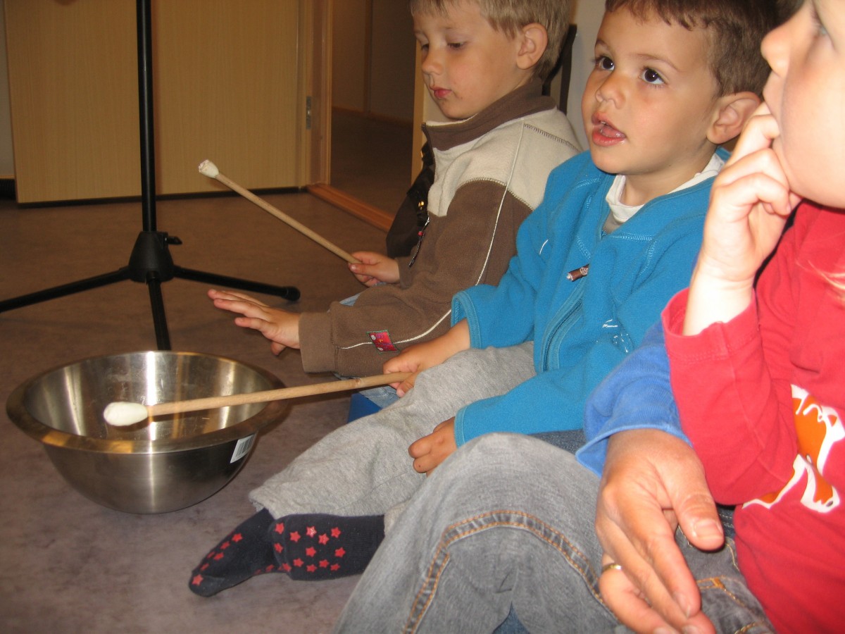 Barn trommer på kaseroller.