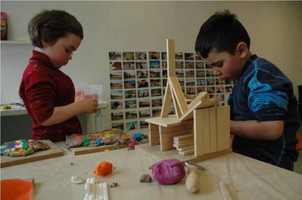 Barn lager konstruksjoner med små trebiter.