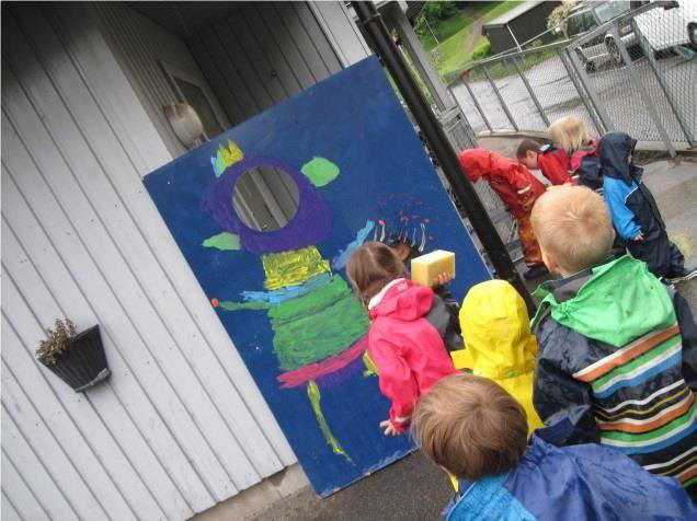 Barn står i kø for å kaste svamp mot en vegg.