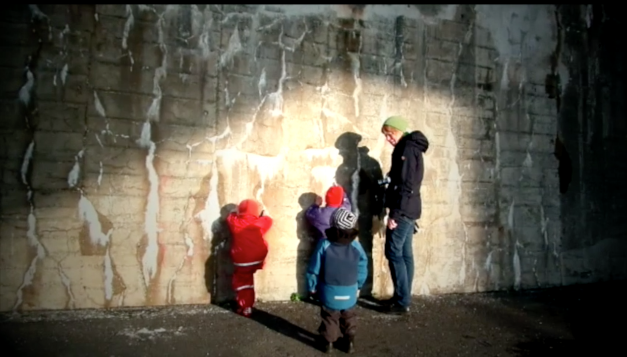 Barn og voksne utforsker bunkeren.