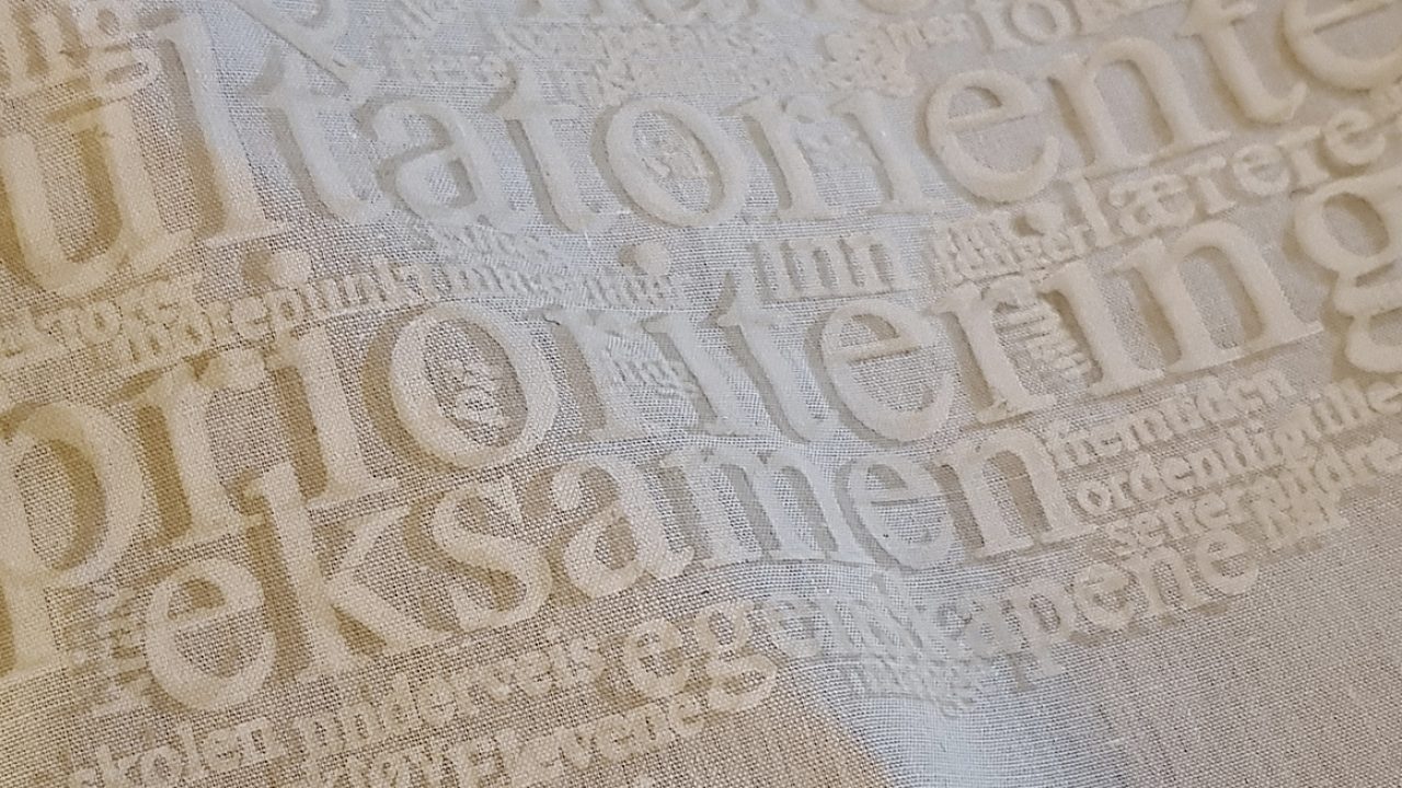 Dekorativ detalj av tekst i silketrykk