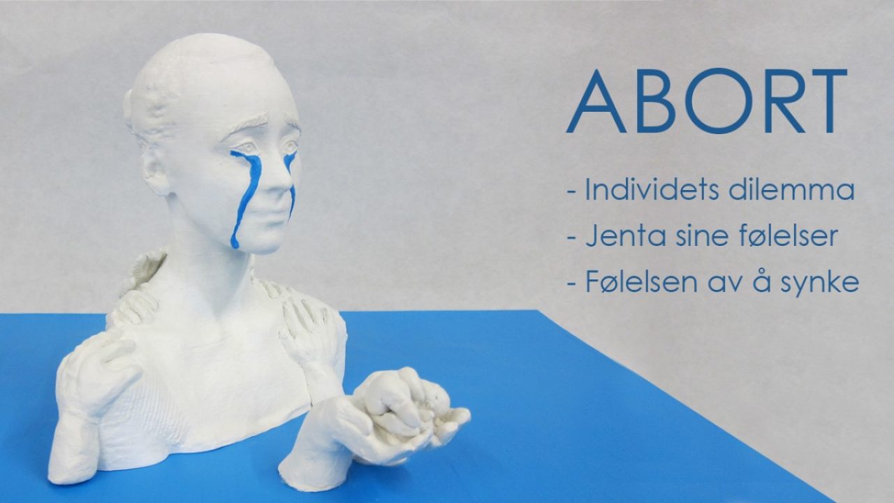Installasjon: 3D-printet byste av ung jente. Hender i leire som holder et foster.