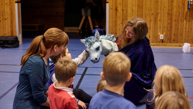 barn og voksne på golvet blå hest
