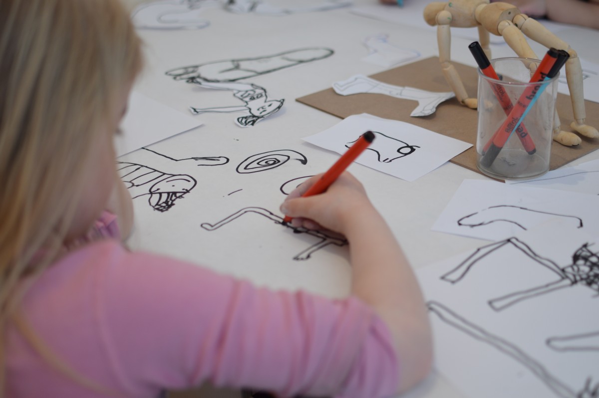 Barn tegner med sort tusj.