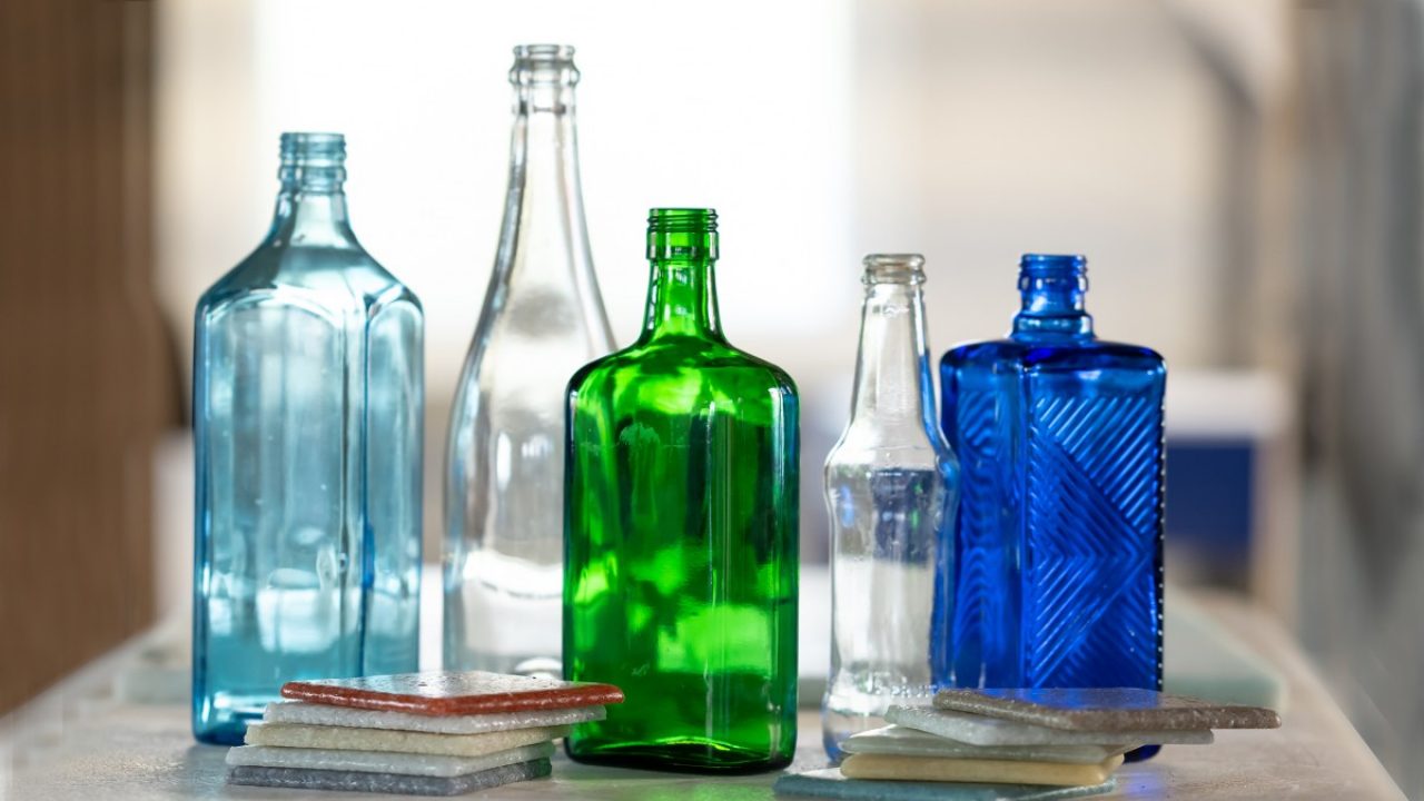 Glassflasker i ulike farger og former.