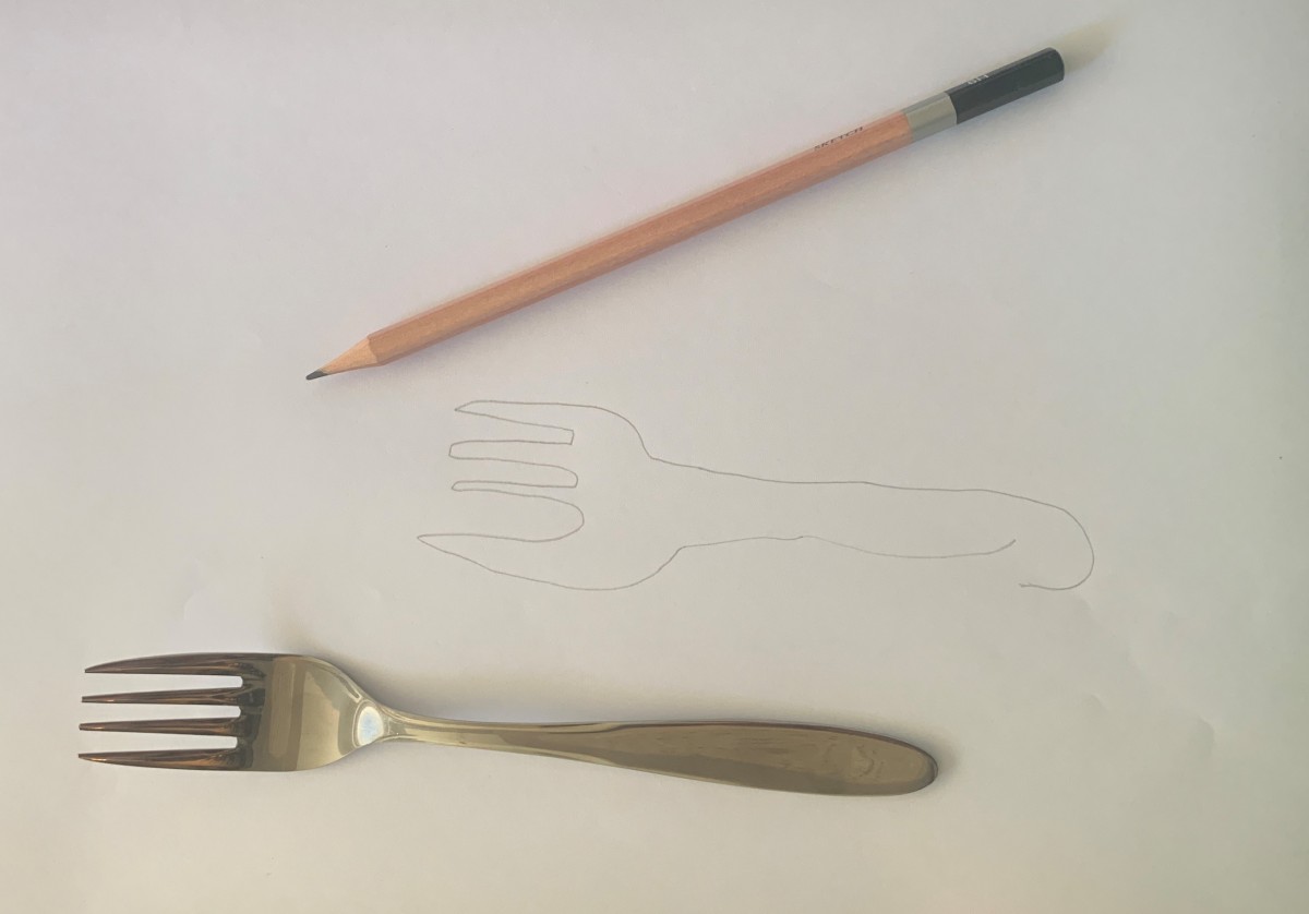 En gaffel og en blyant på en tegning av en gaffel