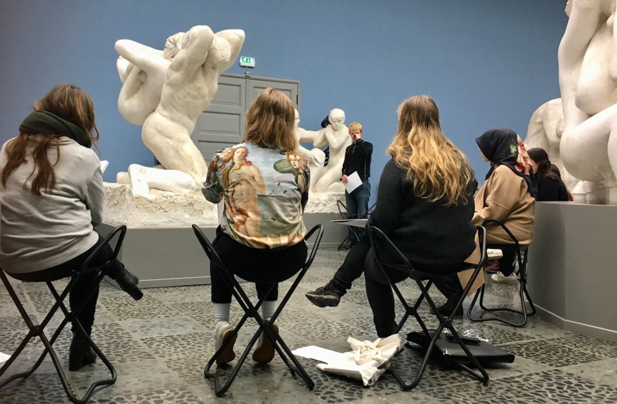 Studentgruppe som tegner klassiske statuer.