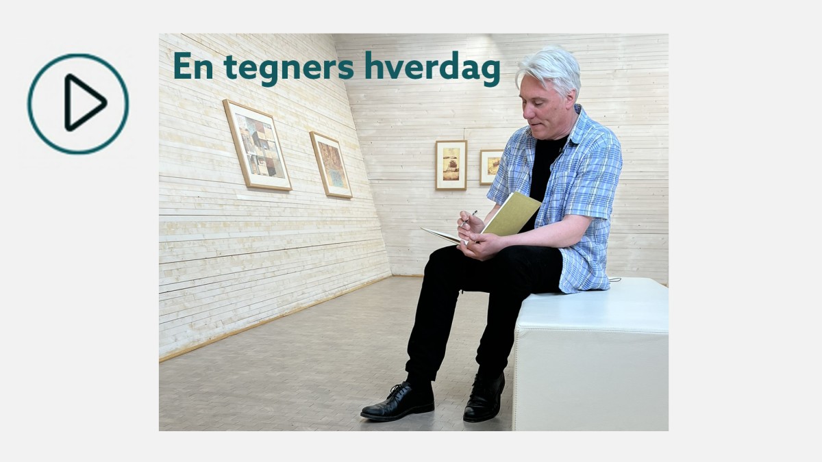 Mann som sitter i et galleri og tegner i en bok.