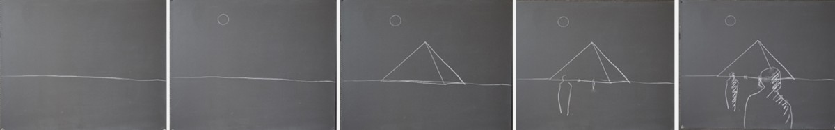 Fem trinnvise skisser som viser pyramide i flatt landskap.
