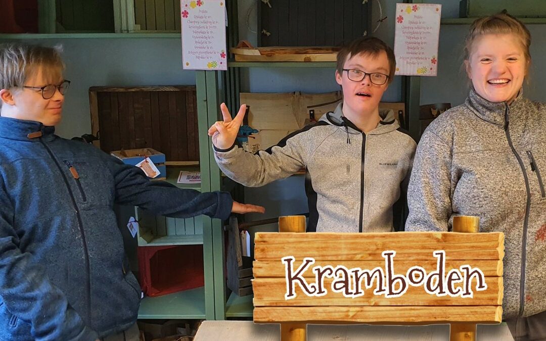 Tre ungdommer bak logoen Kramboden.