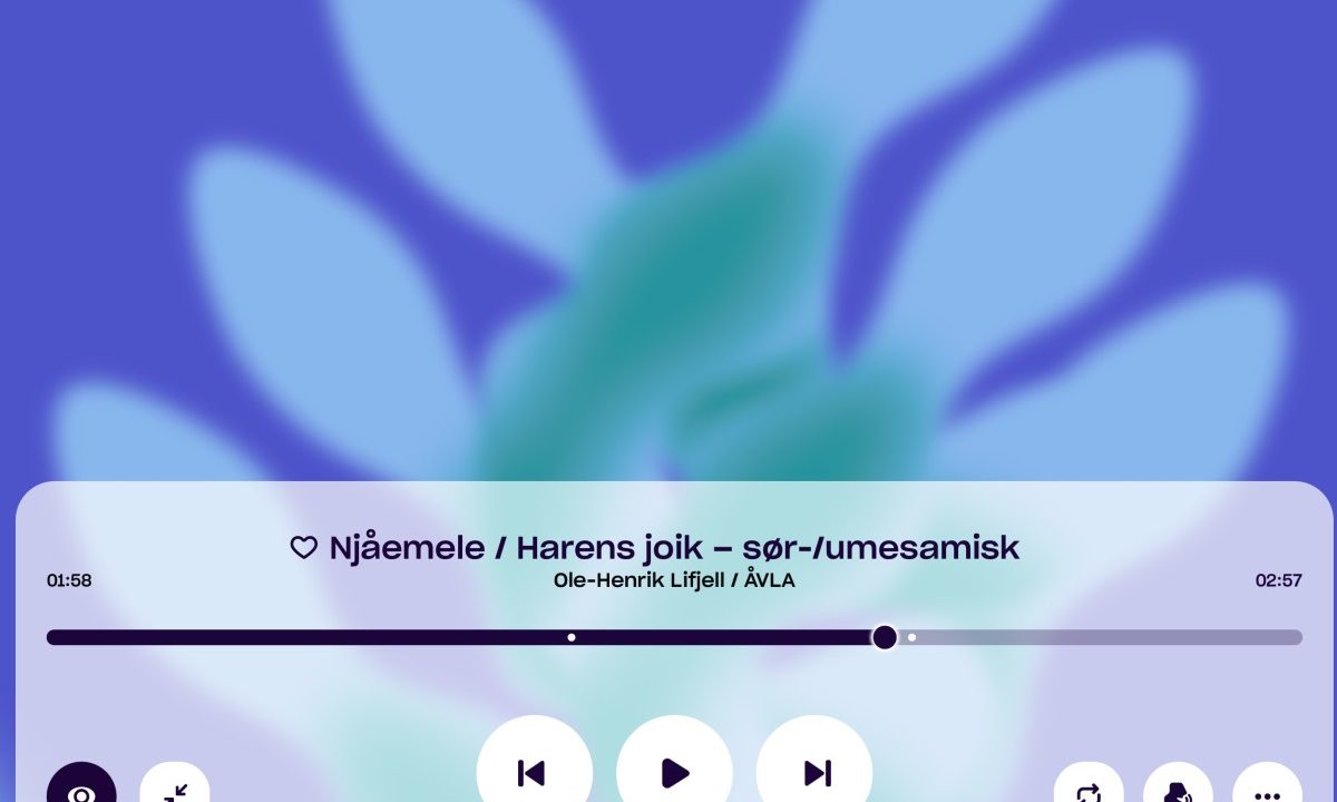 Skjermbilde fra Trall. Bilde med organiske former i fargene lilla, turkis og grønn med teksten "Njåmele/Harens joik - sør/umesamisk".