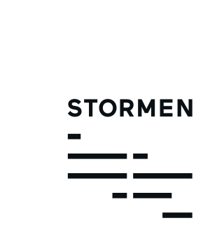 svarte streker i en logo tekst Stormen